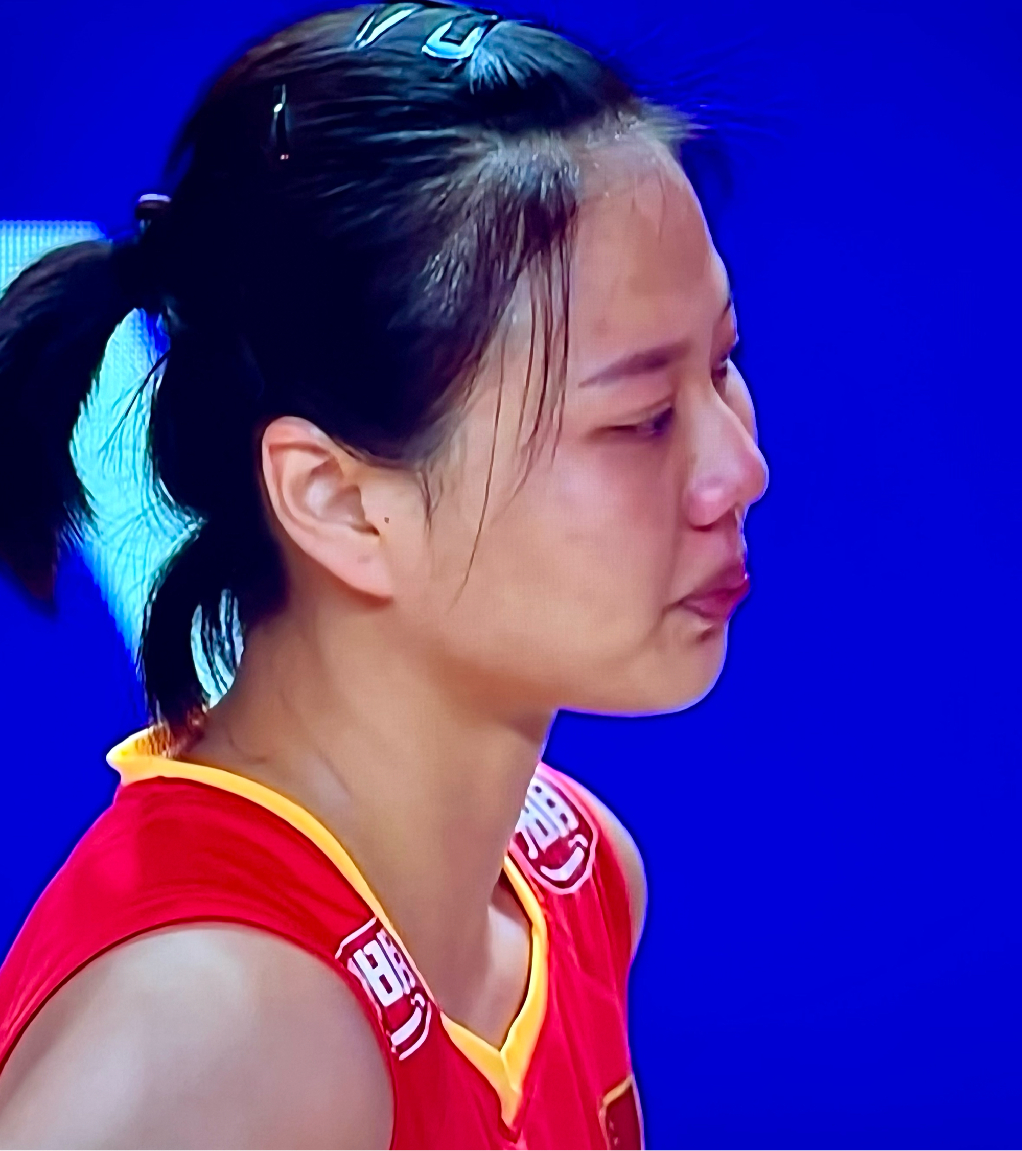 中国女排在比赛中受伤退赛，勇士主帅表示担忧(中国女排在比赛中受伤退赛,勇士主帅表示担忧吗)