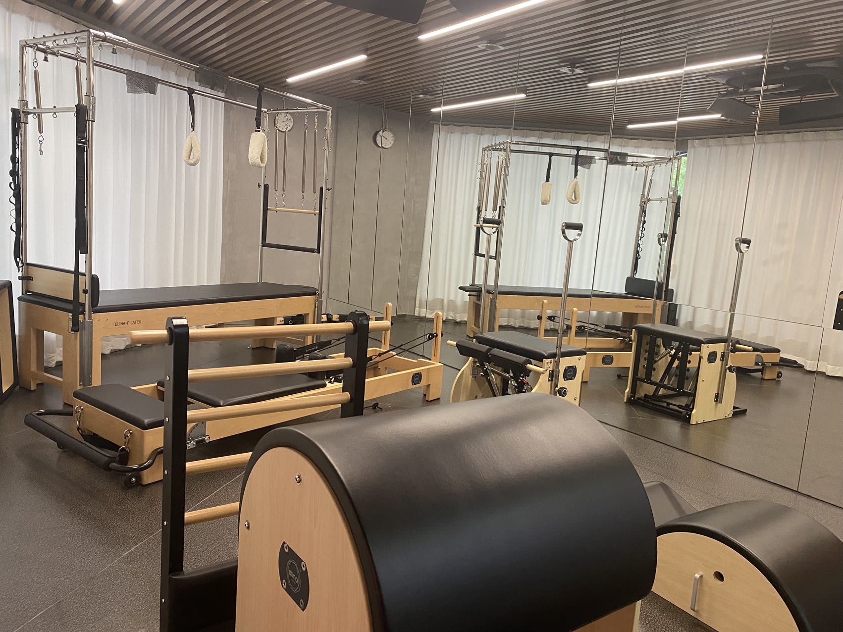 包含今晨体能课后，本菲卡内部沟通备战亚冠，更衣室稳定，更衣室氛围转暖的词条